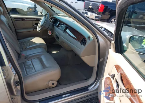 2002 Lincoln Town Car Executive z USA, uszkodzony, nr VIN 1LNHM81W12Y620302